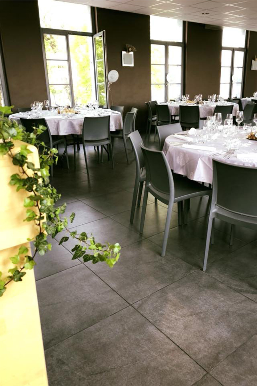 Salle de réception Dour - Située à l’étage de La Table d’Auguste, notre salle de réception, disponible à la location pour vos évènements
